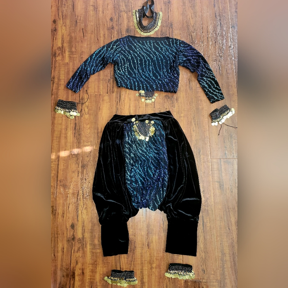 The 2-piece outfit com with necklace, pair of bracelets and anklet pair